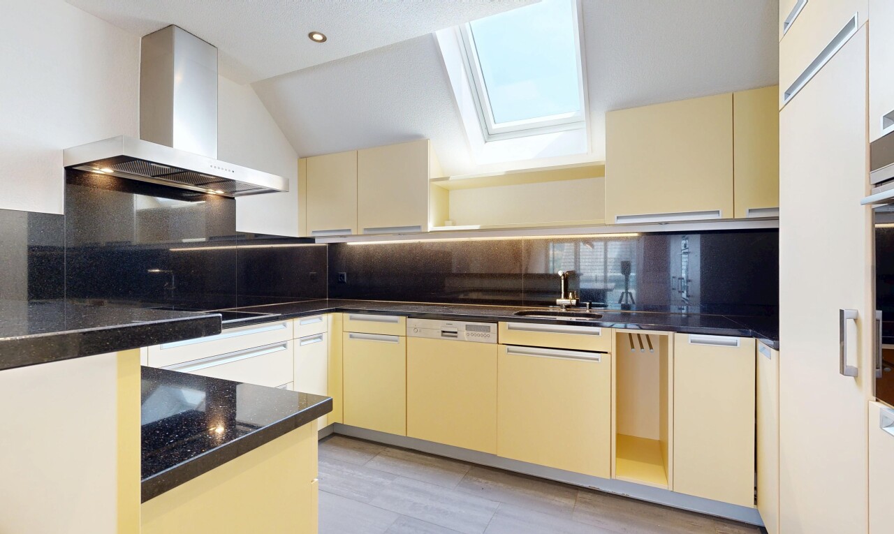 küche mit dunstabzugshaube, cream cabinets, cremefarbene schränke, dark countertops, und light floor