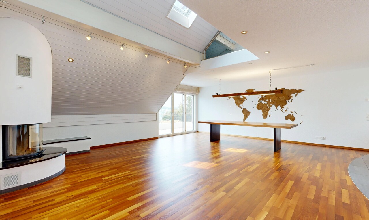 leerer raum mit dachschräge, vaulted ceiling, balkendecke, beamed ceiling, und dachfenster