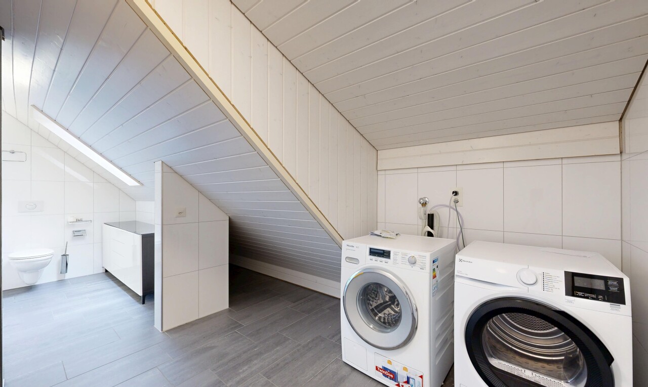 wäschekammer mit dachschräge, vaulted ceiling, holzfußboden, wood finish floor, und wäscherei
