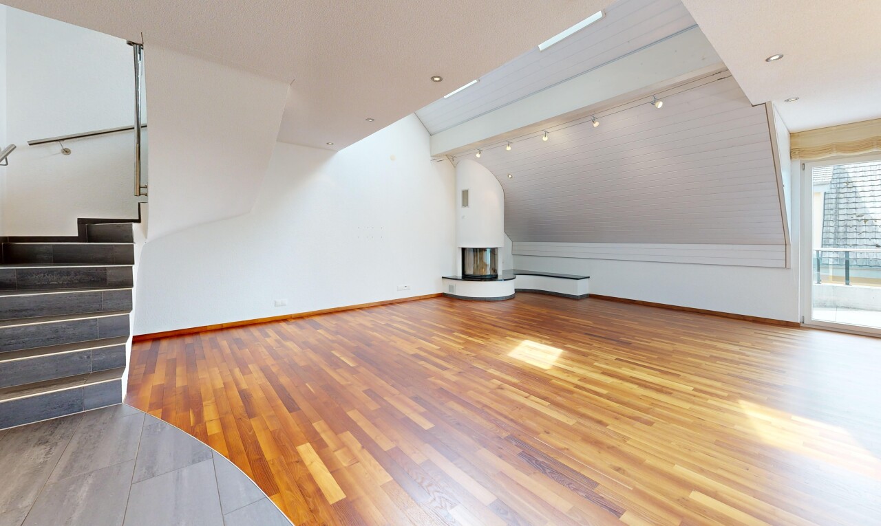 leerer raum mit treppen, holzfußboden, wood finish floor, inside property, und gipskartonwand