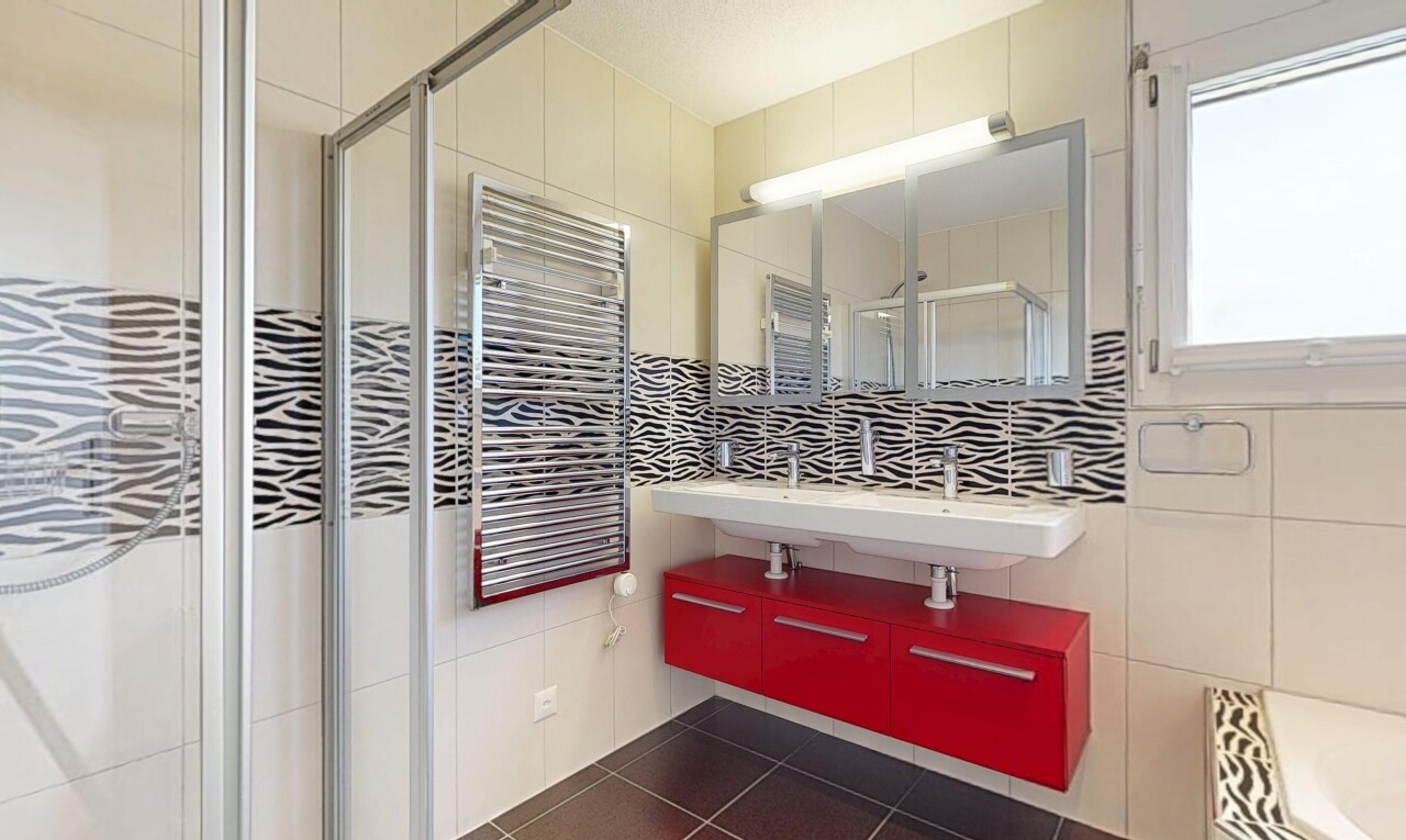 bad mit fliesenwand, tile wall, kühler, komplettes badezimmer, und spiegel