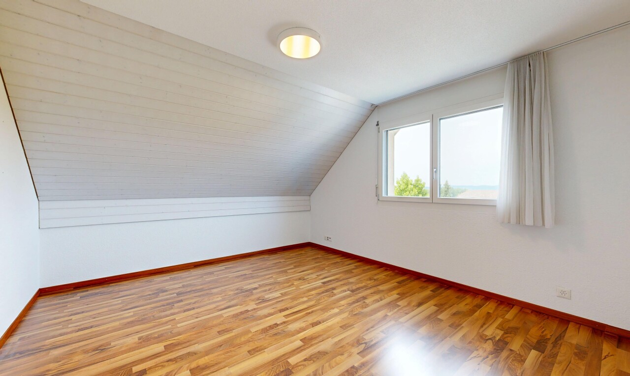 leerer raum mit vaulted ceiling, dachschräge, wood finish floor, holzfußboden, und low ceiling