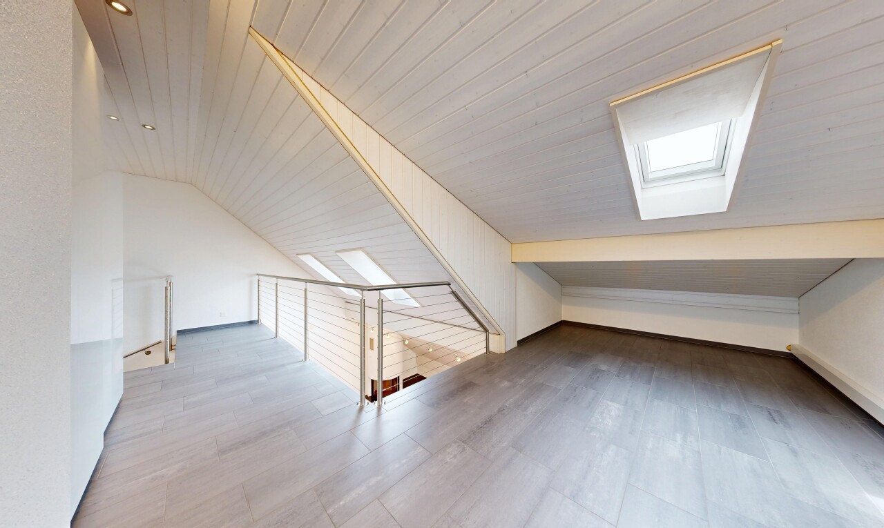 leerer raum mit inside property, dachfenster, holzfußboden, wood finish floor, und holzdecke