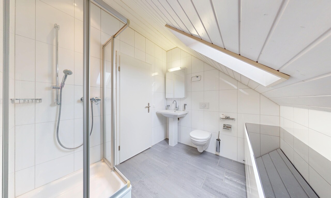 bad mit fliesenwand, tile wall, dusche, dachschräge, und vaulted ceiling