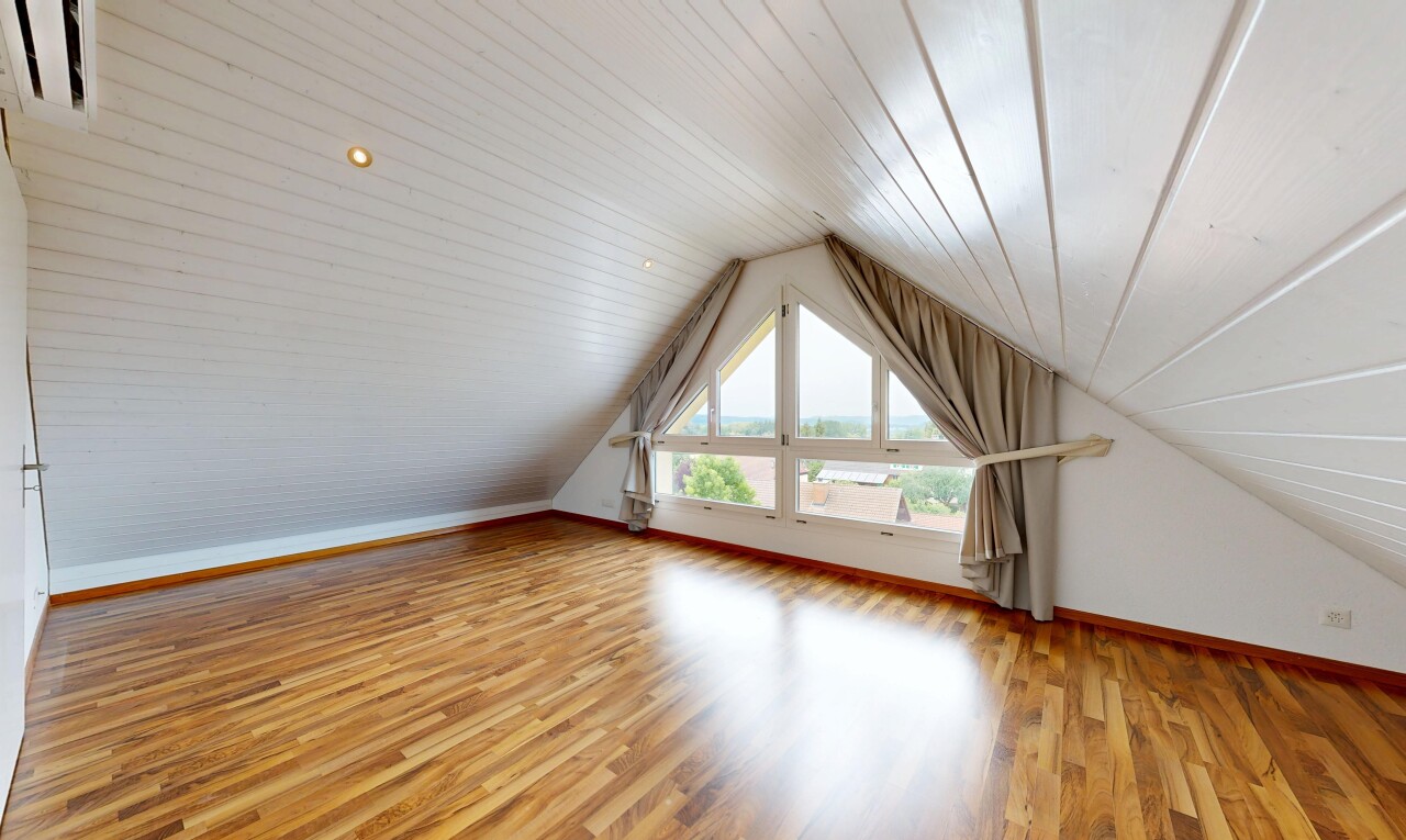leerer raum mit niedrige decke, low ceiling, dachschräge, vaulted ceiling, und holzfußboden