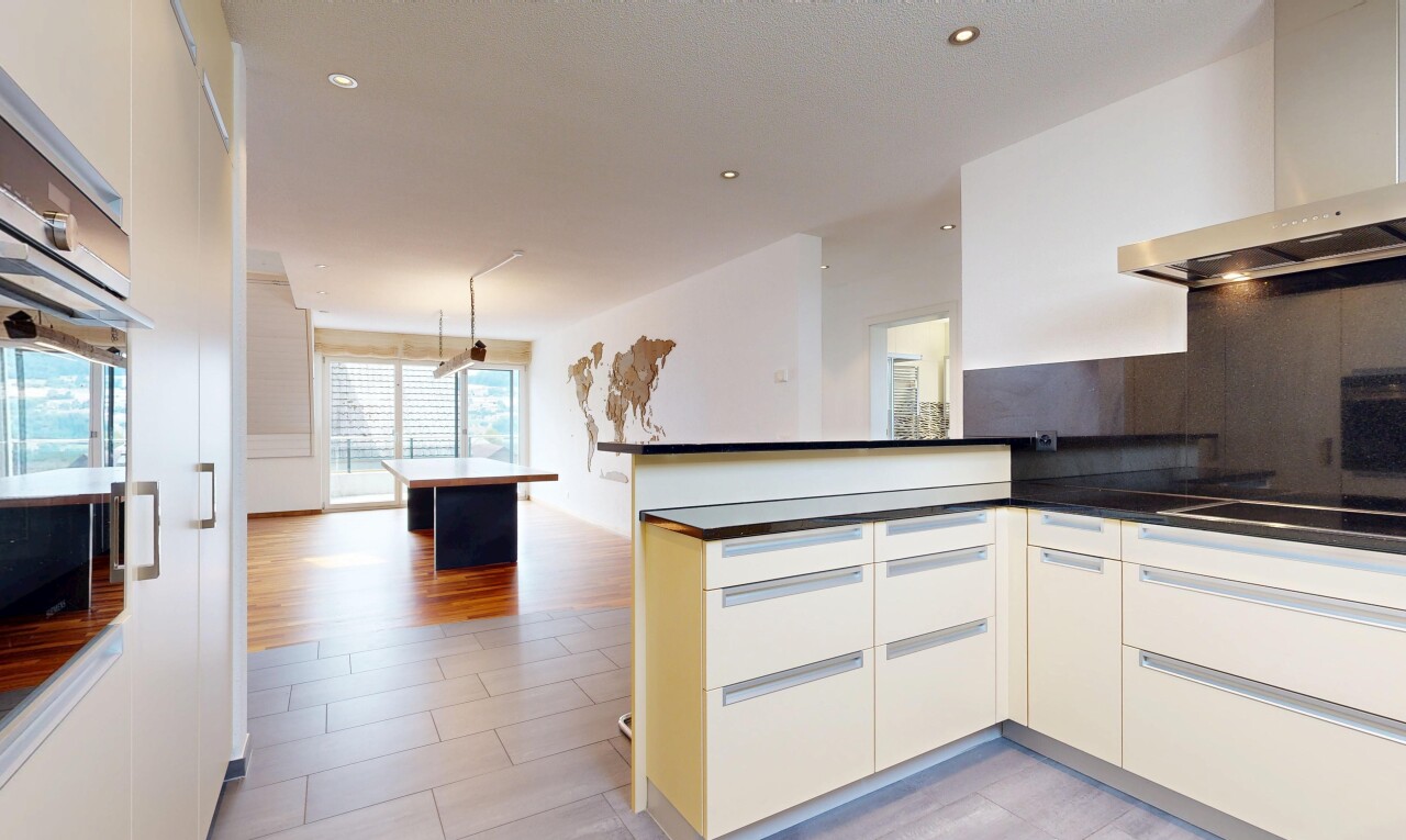 küche mit dunstabzugshaube, kitchen peninsula, küchentheke, natural light, und natürliches licht