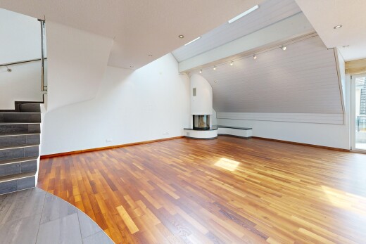 leerer raum mit treppen, holzfußboden, wood finish floor, inside property, und gipskartonwand