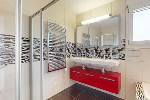 bad mit fliesenwand, tile wall, kühler, komplettes badezimmer, und spiegel