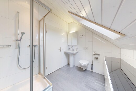 bad mit fliesenwand, tile wall, dusche, dachschräge, und vaulted ceiling