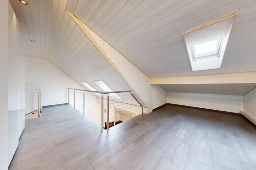 leerer raum mit inside property, dachfenster, holzfußboden, wood finish floor, und holzdecke