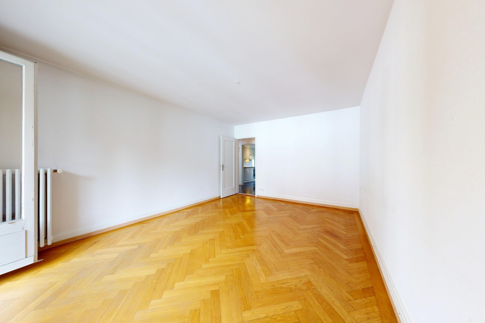 leerer raum mit wood finish floor, holzfußboden, drywall, gipskartonwand, und parquet floor