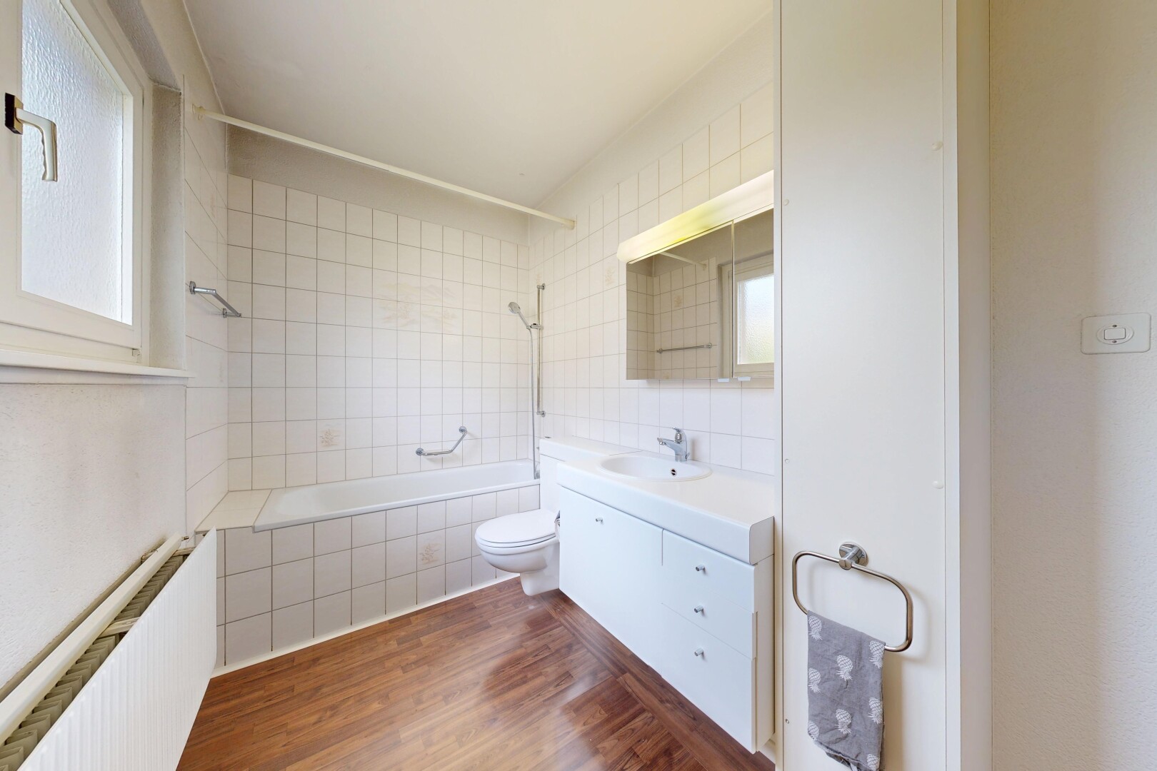 bad mit spiegel, schminktisch, holzfußboden, wood finish floor, und komplettes badezimmer