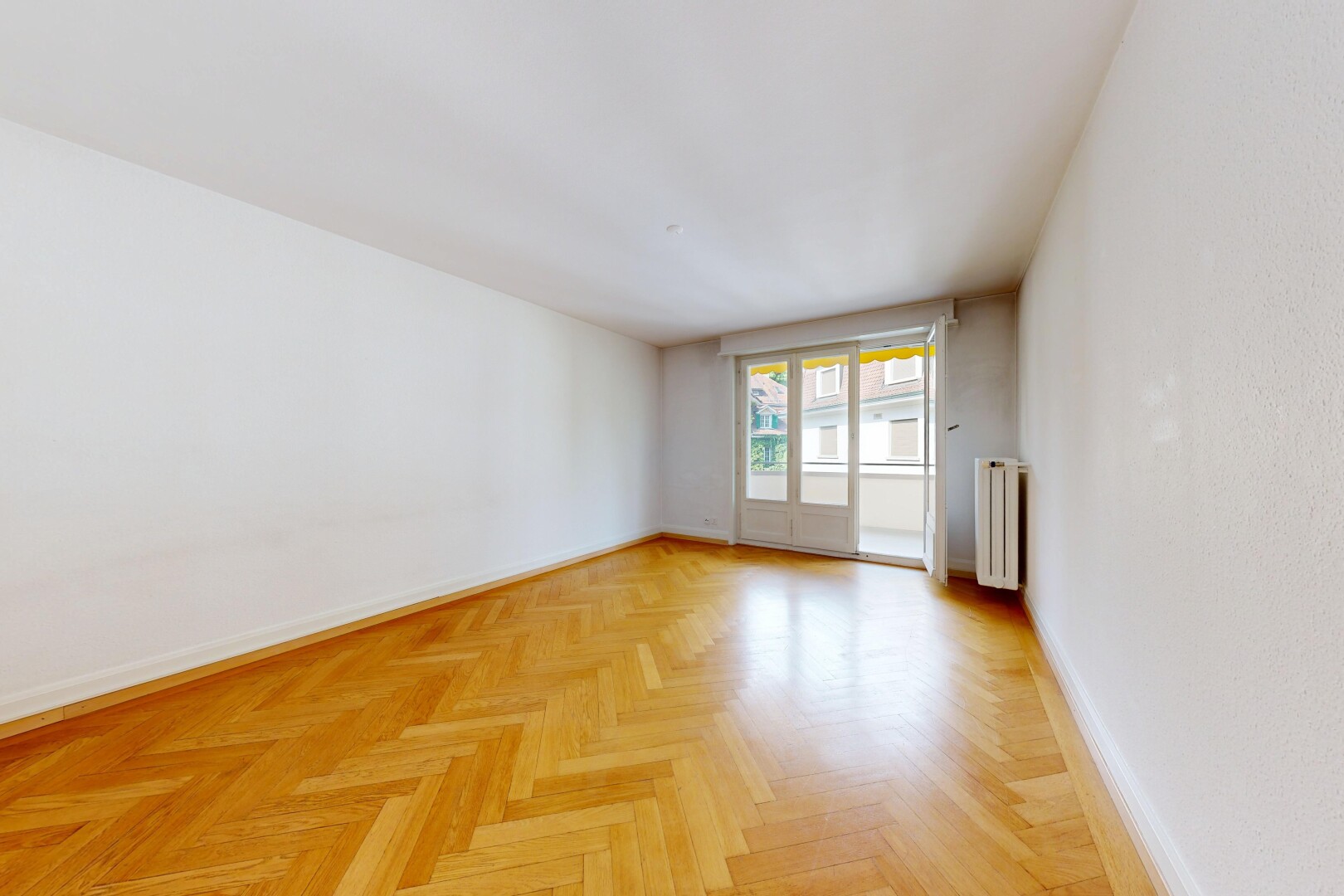 leerer raum mit wood finish floor, holzfußboden, kühler, parquet floor, und inside property