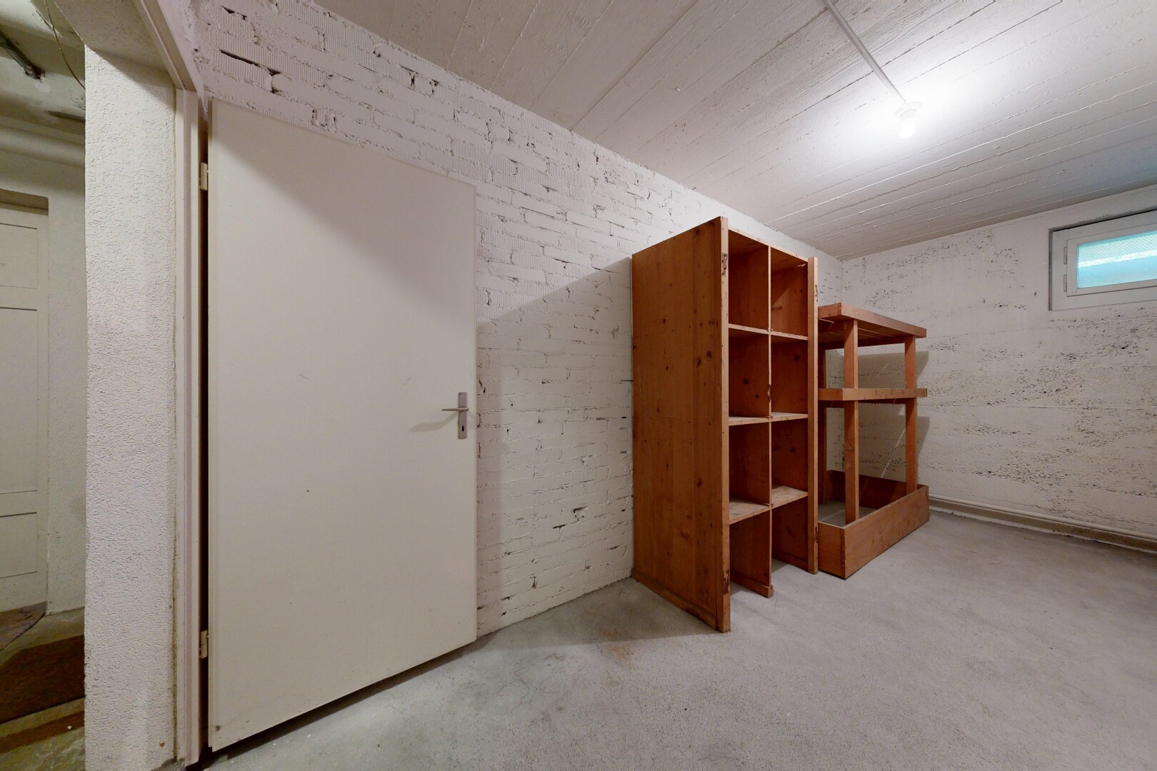 leerer raum mit keller, natürliches licht, betonboden, concrete floor, und inside property