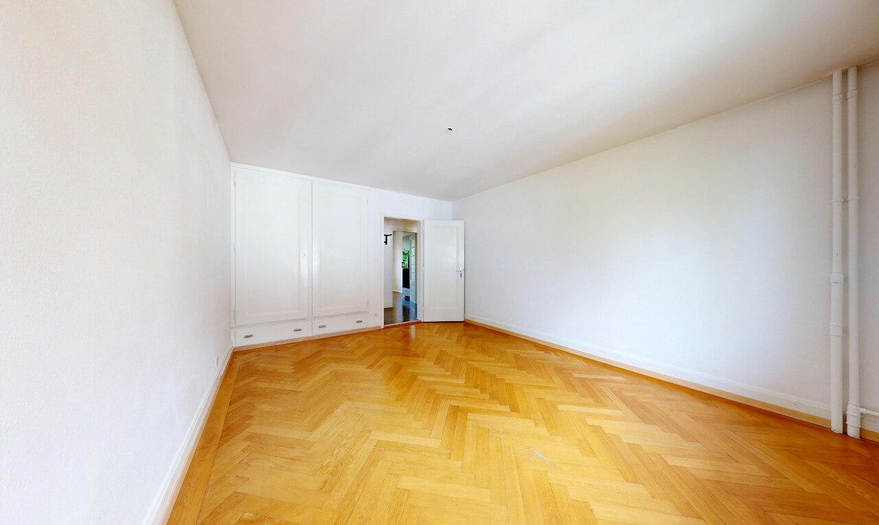 leerer raum mit wood finish floor, holzfußboden, drywall, gipskartonwand, und inside property