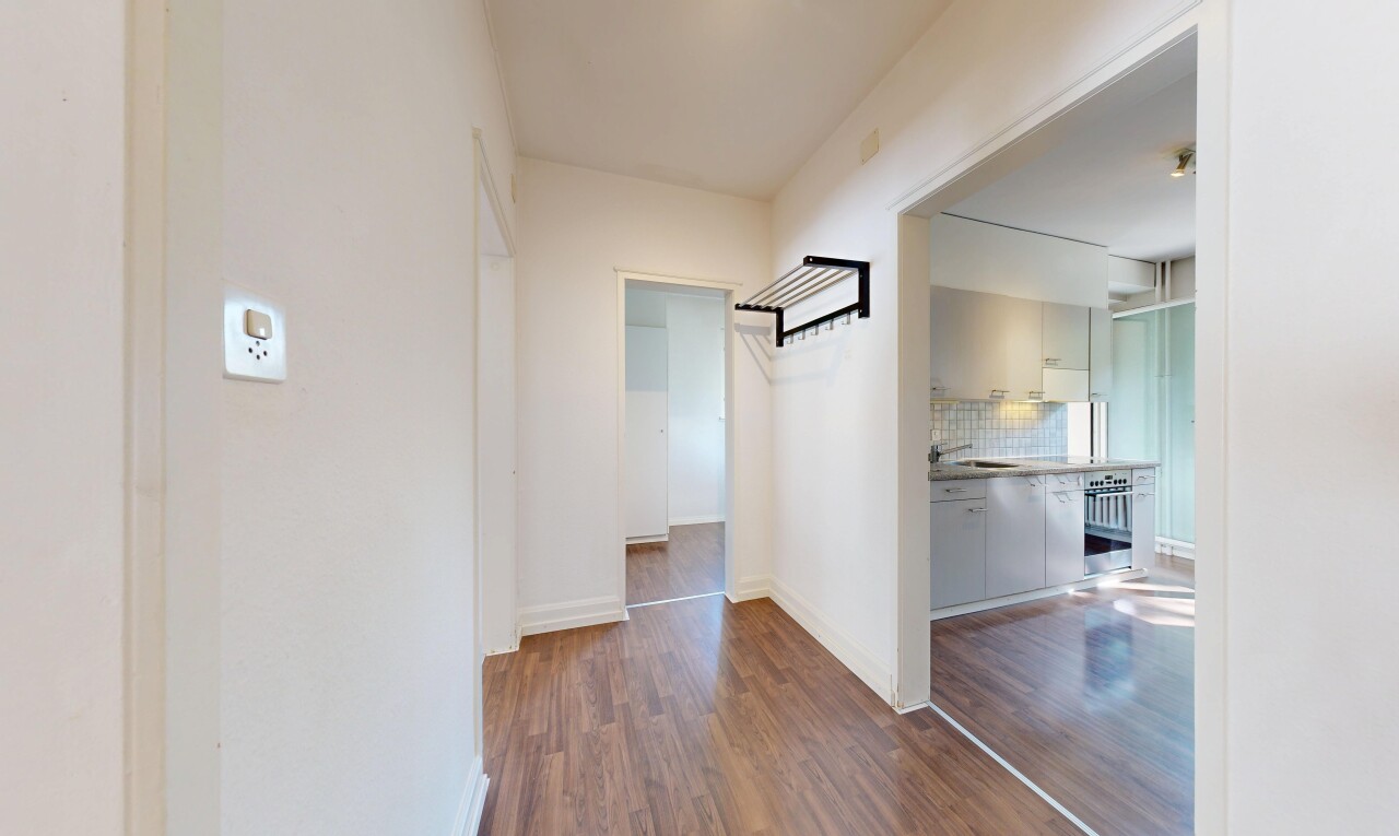 halle / korridor mit wood finish floor, holzfußboden, drywall, gipskartonwand, und küchenrückwand beim Herd