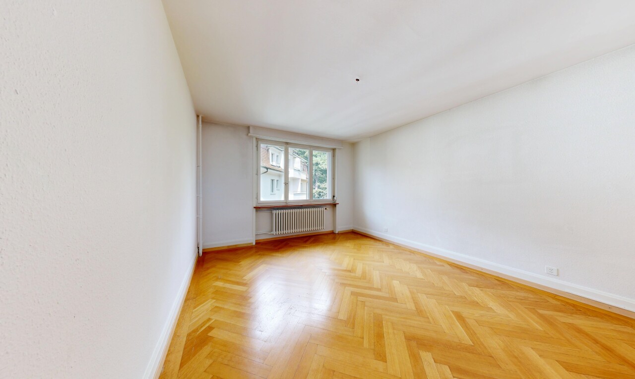 leerer raum mit kühler, wood finish floor, holzfußboden, parquet floor, und inside property