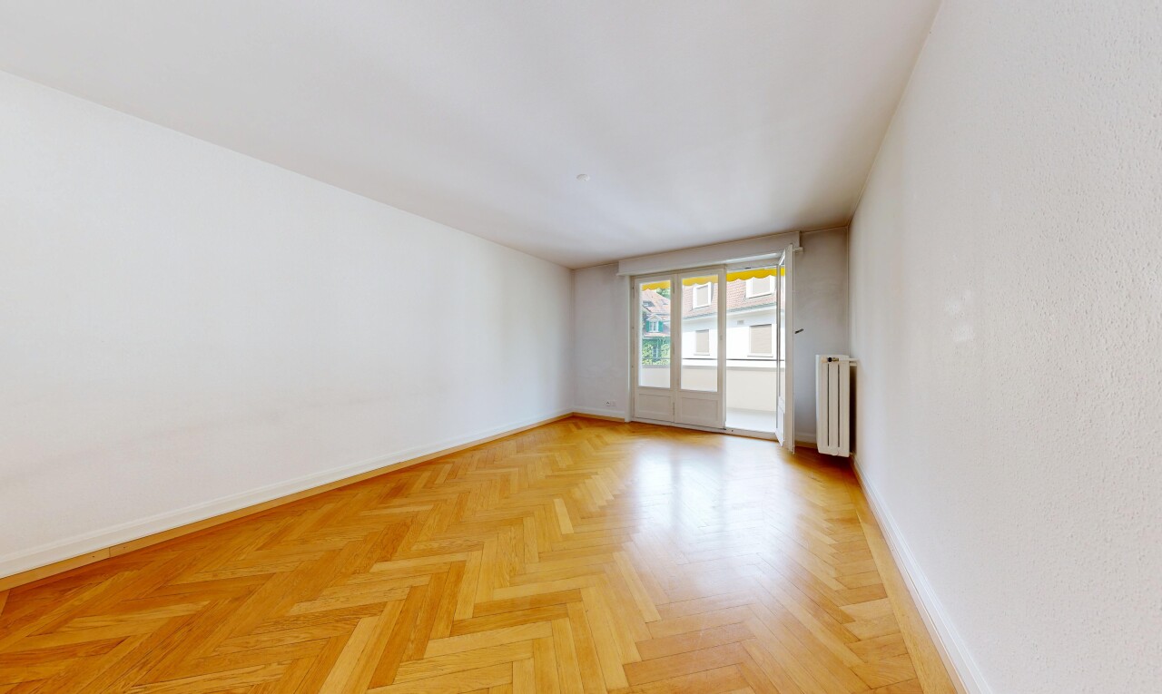 leerer raum mit wood finish floor, holzfußboden, kühler, parquet floor, und inside property