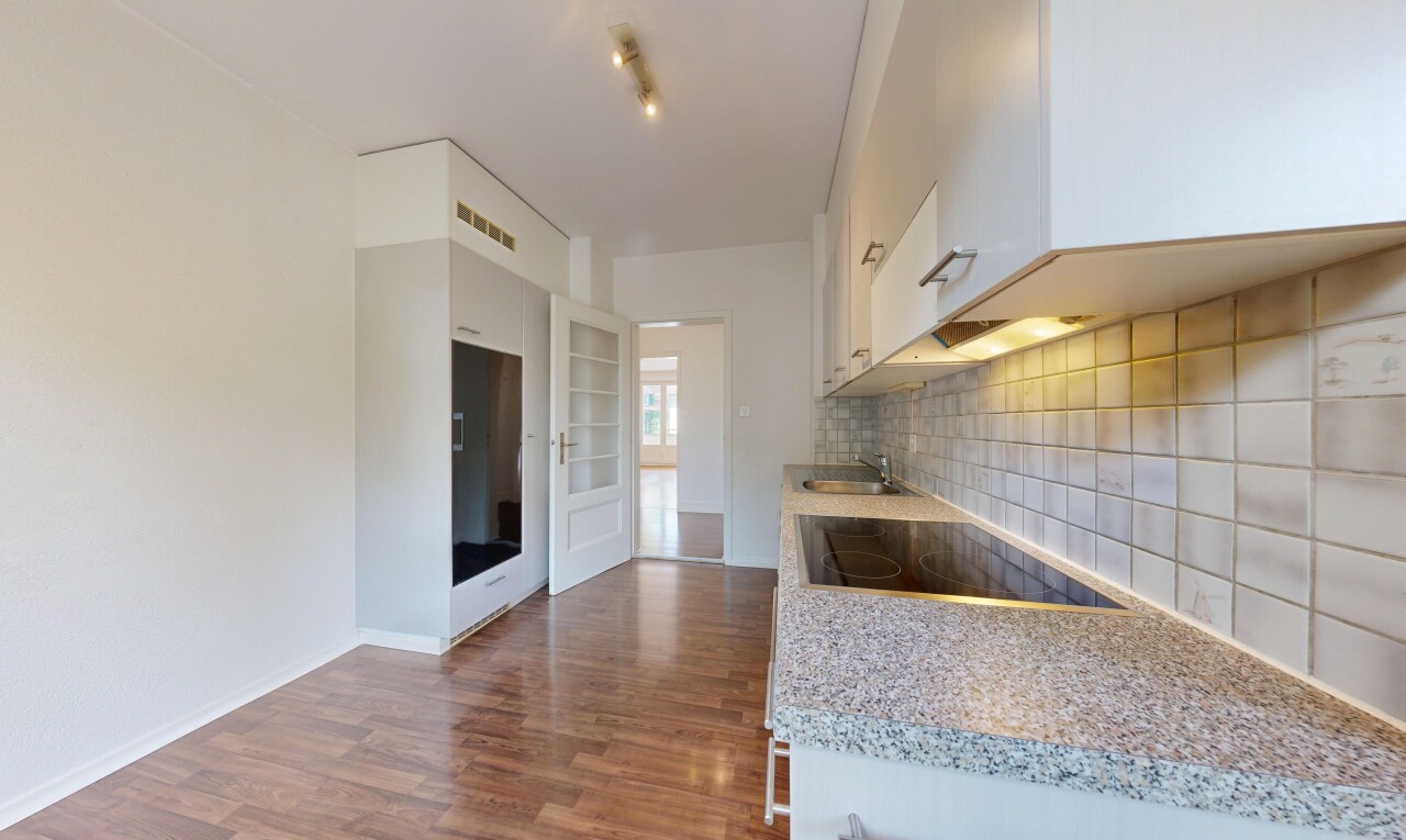küche mit light countertops, white cabinets, weiße schränke, küchenrückwand beim Herd, und küchenrückwand beim herd
