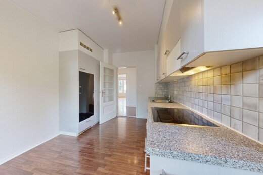 küche mit light countertops, white cabinets, weiße schränke, küchenrückwand beim Herd, und küchenrückwand beim herd
