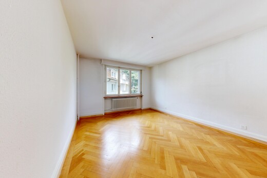 leerer raum mit kühler, wood finish floor, holzfußboden, parquet floor, und inside property