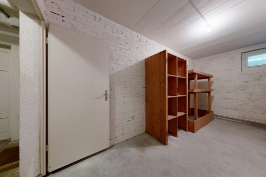 leerer raum mit keller, natürliches licht, betonboden, concrete floor, und inside property