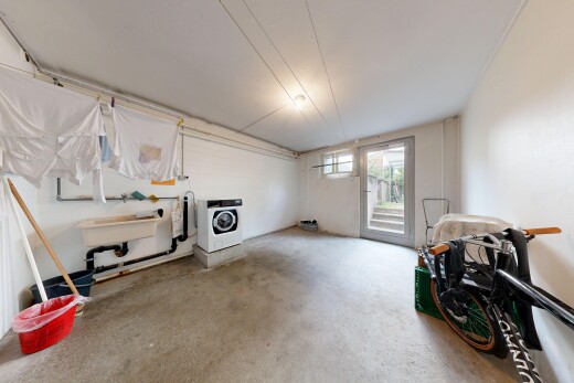 wäschekammer mit tumbler, concrete floor, betonboden, inside property, und drywall