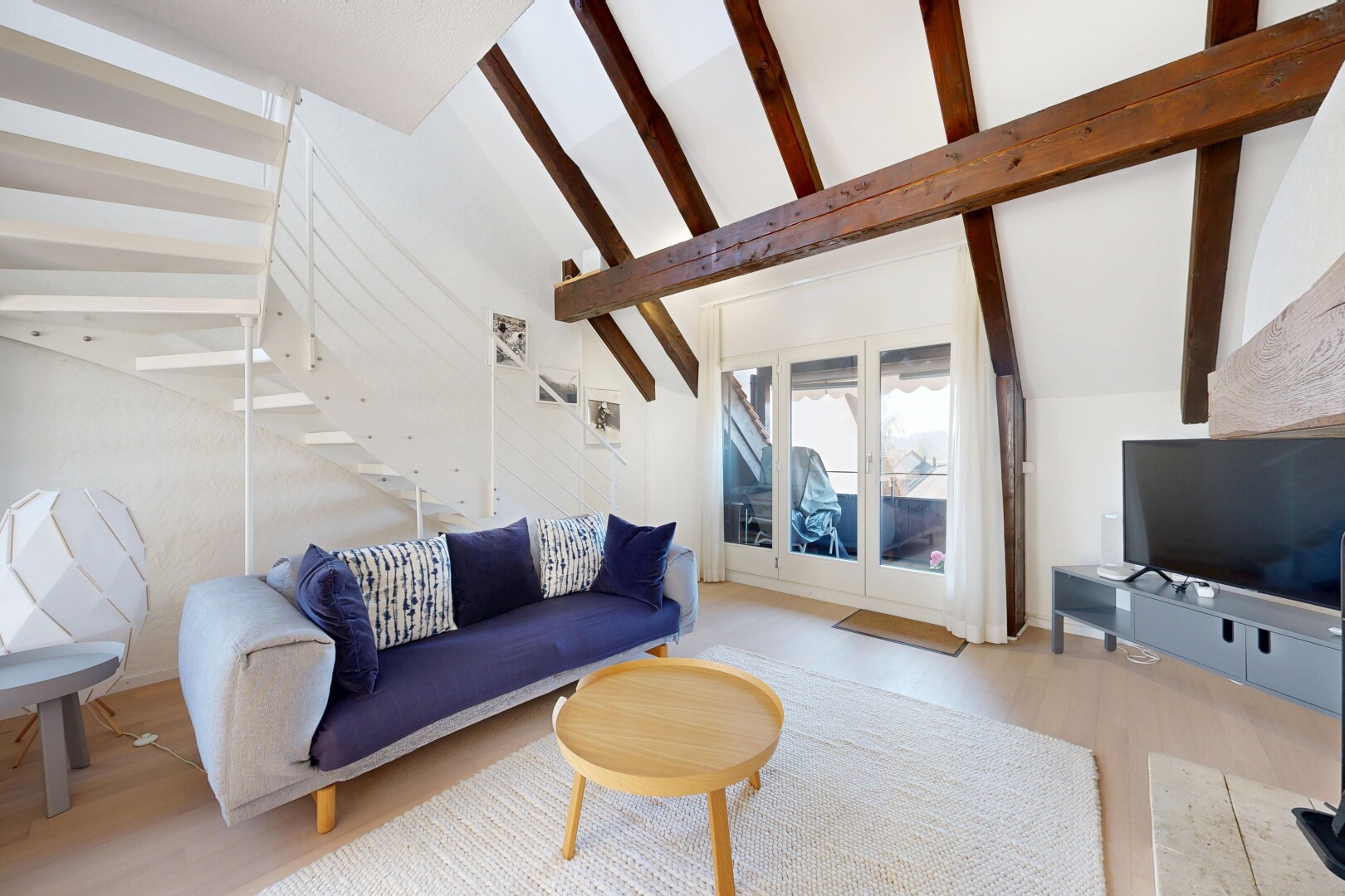 wohnzimmer mit fernseher, inside property, holzfußboden, wood finish floor, und natürliches licht