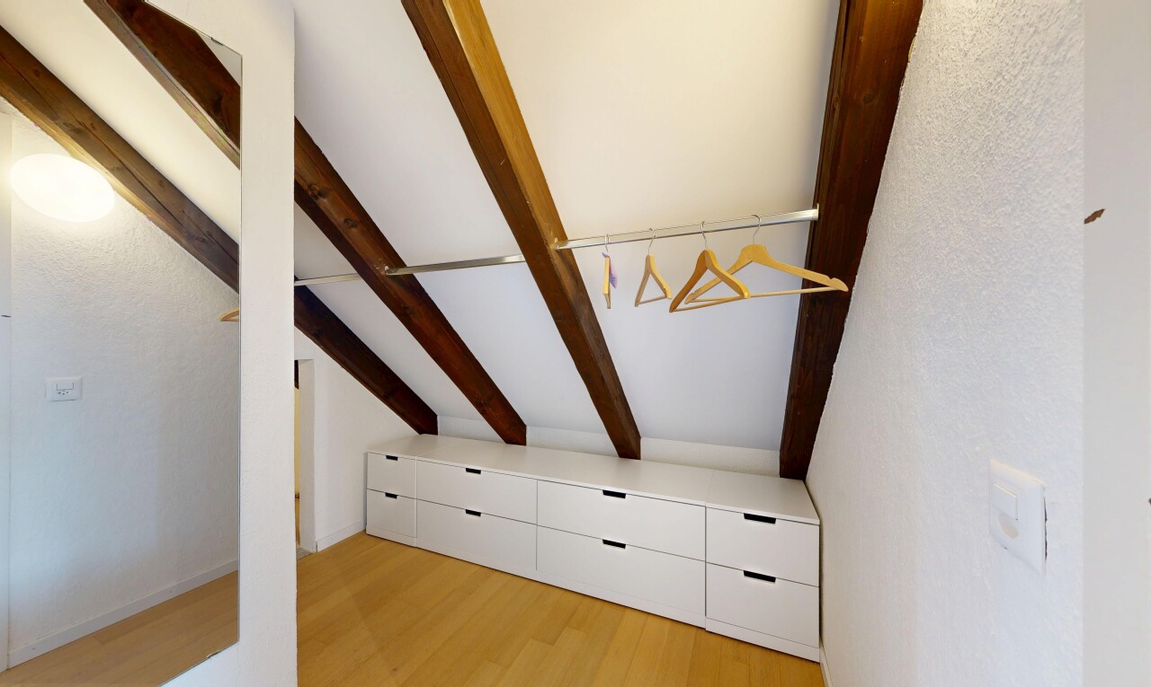 zimmer / schlafzimmer mit light floor, balkendecke, beamed ceiling, inside property, und dachschräge