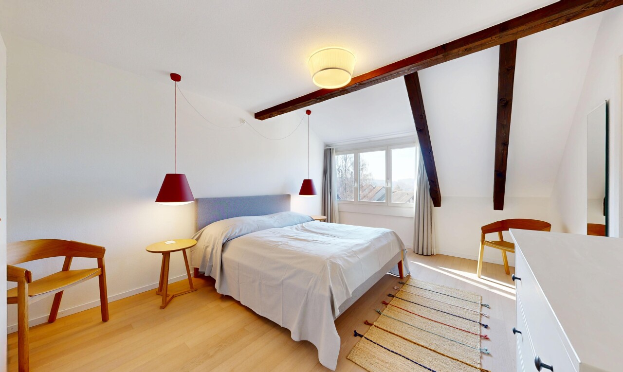 zimmer / schlafzimmer mit balkendecke, beamed ceiling, gipskartonwand, drywall, und holzfußboden