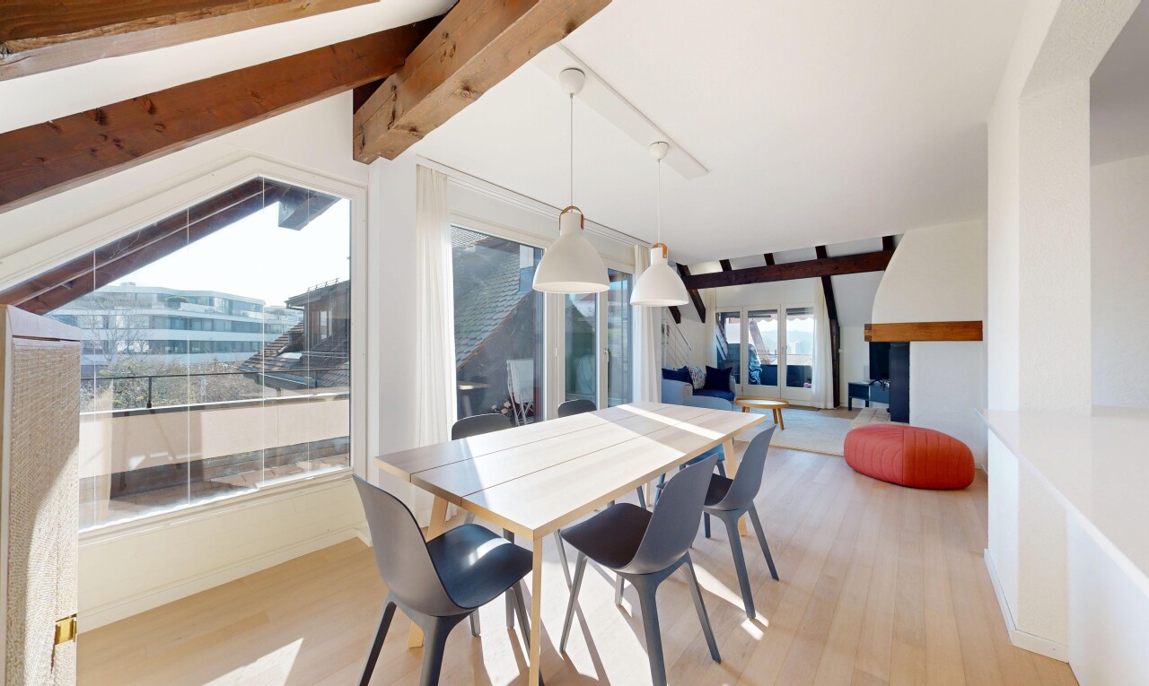 Lichtdurchflutete Dachmaisonette in ruhiger Lage von Zürich-Witikon