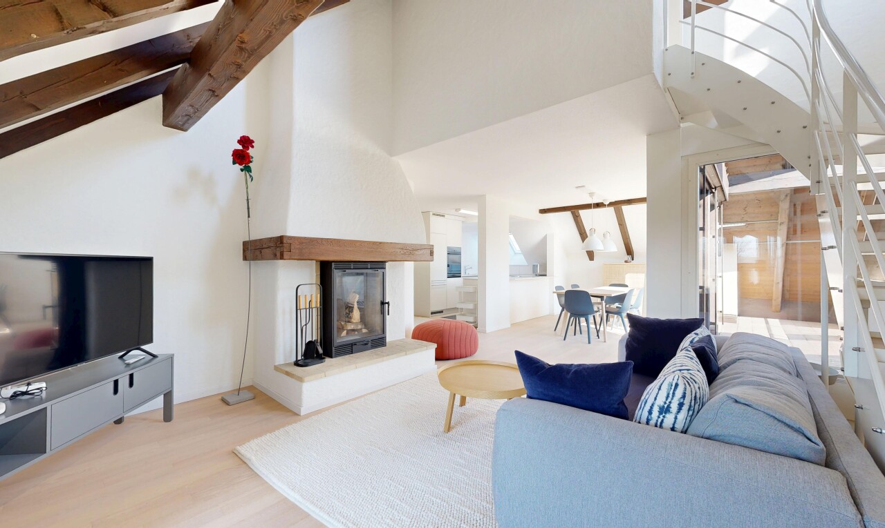 wohnzimmer mit kamin, fernseher, holzfußboden, wood finish floor, und inside property