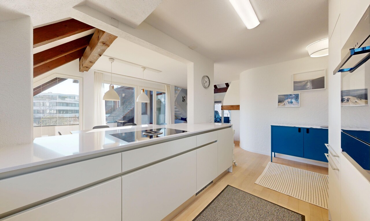 küche mit wood finish floor, holzfußboden, light floor, pass through window, und durchreichefenster