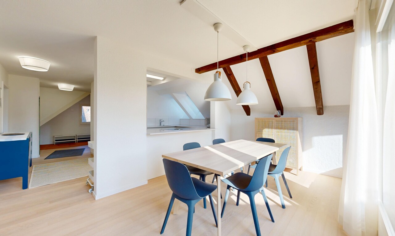 esszimmer mit vaulted ceiling, dachschräge, wood finish floor, holzfußboden, und inside property