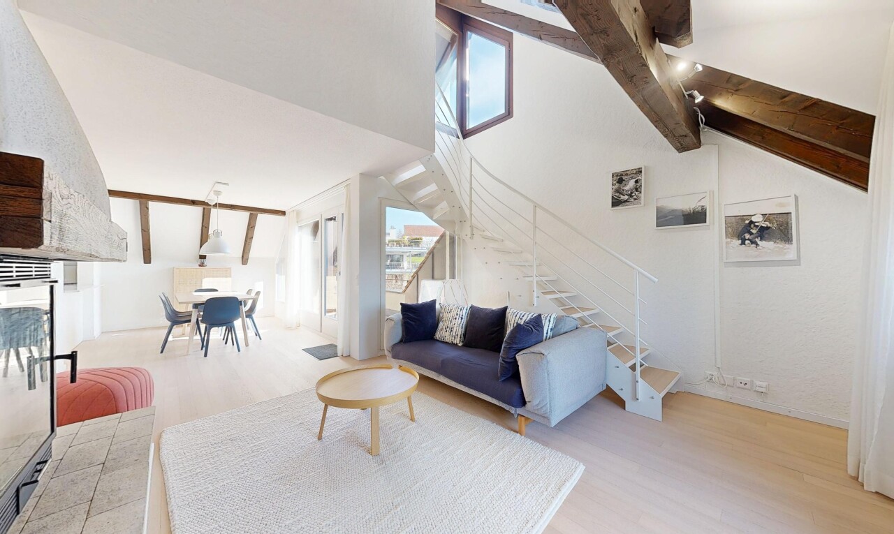 wohn- / esszimmer mit treppen, holzfußboden, wood finish floor, balkendecke, und beamed ceiling