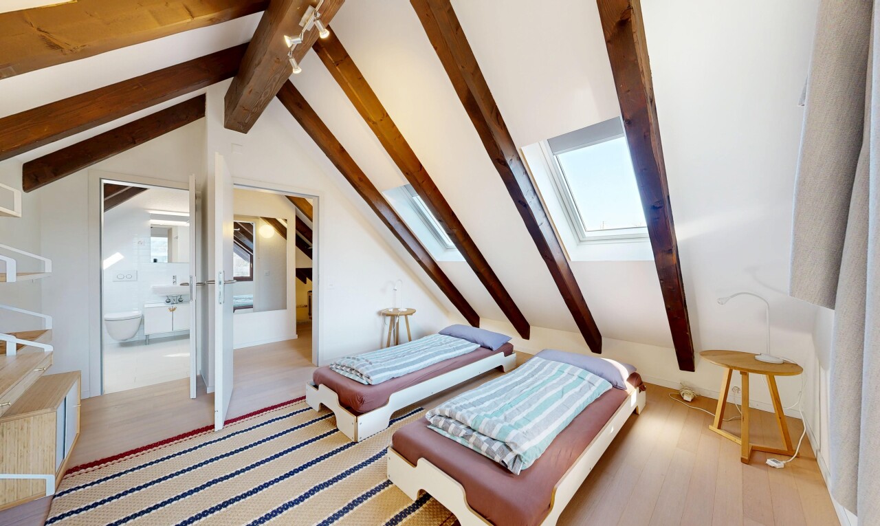zimmer / schlafzimmer mit balkendecke, beamed ceiling, dachfenster, dachschräge, und vaulted ceiling