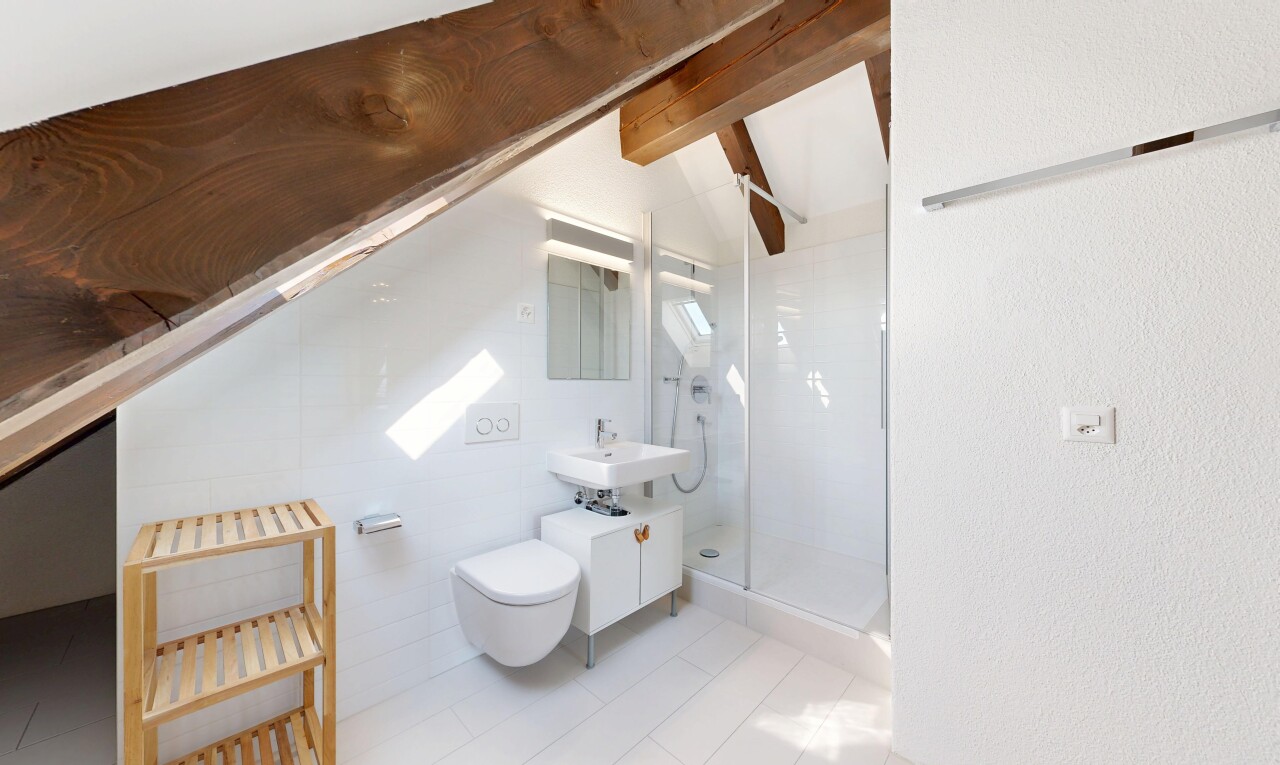 bad mit spiegel, balkendecke, beamed ceiling, komplettes badezimmer, und schminktisch