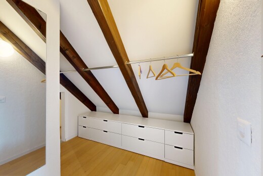 zimmer / schlafzimmer mit light floor, balkendecke, beamed ceiling, inside property, und dachschräge