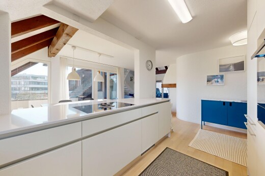 küche mit wood finish floor, holzfußboden, light floor, pass through window, und durchreichefenster