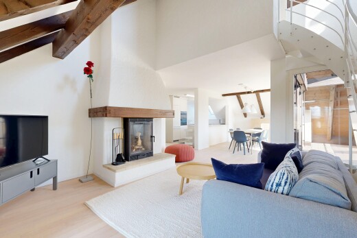 wohnzimmer mit kamin, fernseher, holzfußboden, wood finish floor, und inside property