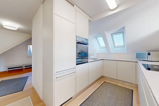 cuisine avec light floor, flat panel cabinets, armoires à panneau plat, light countertops, et plans de travail
