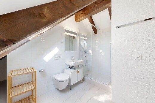 salle de bains avec miroir, plafond à poutres, beamed ceiling, salle de bain complète, et lavabo (ou coiffeuse selon le contexte)