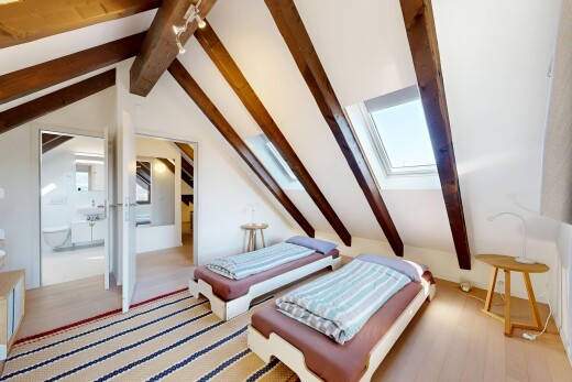 zimmer / schlafzimmer mit balkendecke, beamed ceiling, dachfenster, dachschräge, und vaulted ceiling