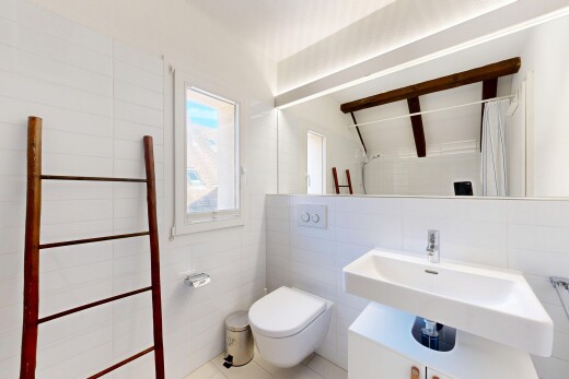salle de bains avec inside property, salle de bain complète, lumière naturelle, natural light, et mur en carrelage