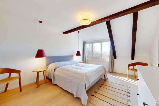 zimmer / schlafzimmer mit balkendecke, beamed ceiling, gipskartonwand, drywall, und holzfußboden