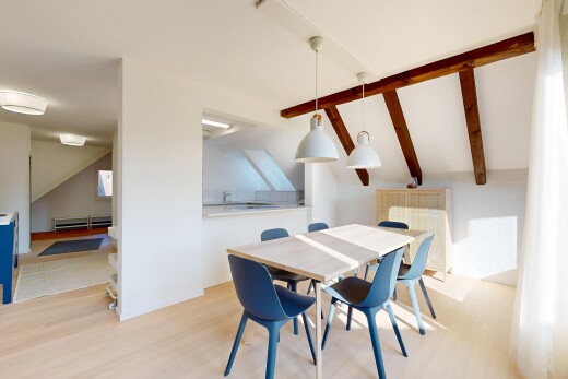 esszimmer mit vaulted ceiling, dachschräge, wood finish floor, holzfußboden, und inside property