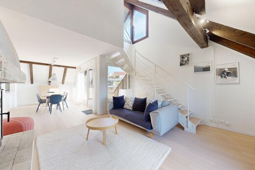 wohn- / esszimmer mit treppen, holzfußboden, wood finish floor, balkendecke, und beamed ceiling