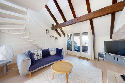 wohnzimmer mit fernseher, inside property, holzfußboden, wood finish floor, und natürliches licht