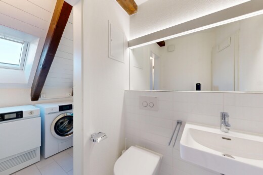 salle de bains avec évier, inside property, plafond à poutres, beamed ceiling, et lave-linge et sèche-linge séparés