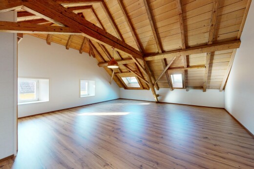 leerer raum mit holzdecke, dachschräge, natürliches licht, und parkettboden